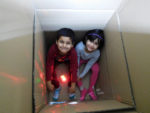 Děti tvořily z kartonu obří „raketu“.