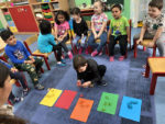 V měsíci dubnu děti v MŠ procvičovaly zábavnou formou některé barvy.