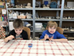 Děti z MŠ dokončili své výrobky z keramiky v DDM.